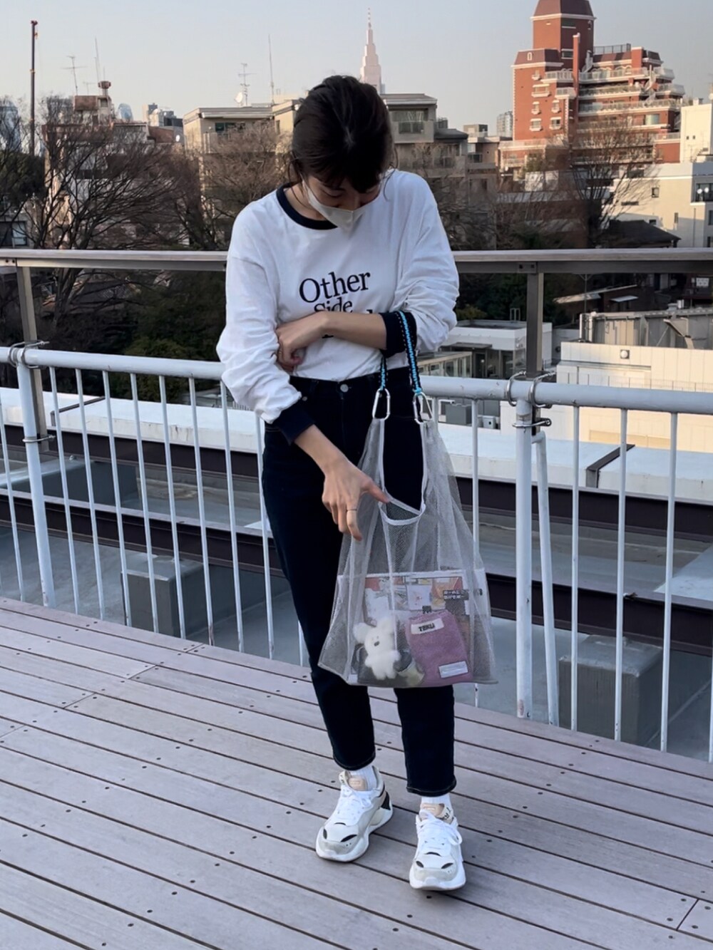 ブルー系のTシャツ/カットソー、グレー系のトートバッグ、その他のスニーカーを着用したレディースの春コーディネートの3枚目の写真