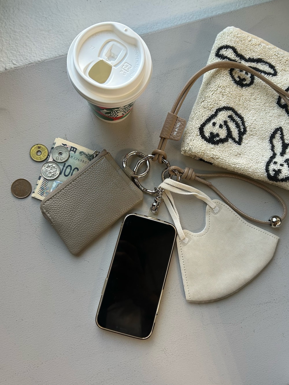 ブラック系のブーツ、グリーン系のニット/セーター、ベージュ系のワンピース/ドレスを着用したレディースの冬コーディネートの3枚目の写真