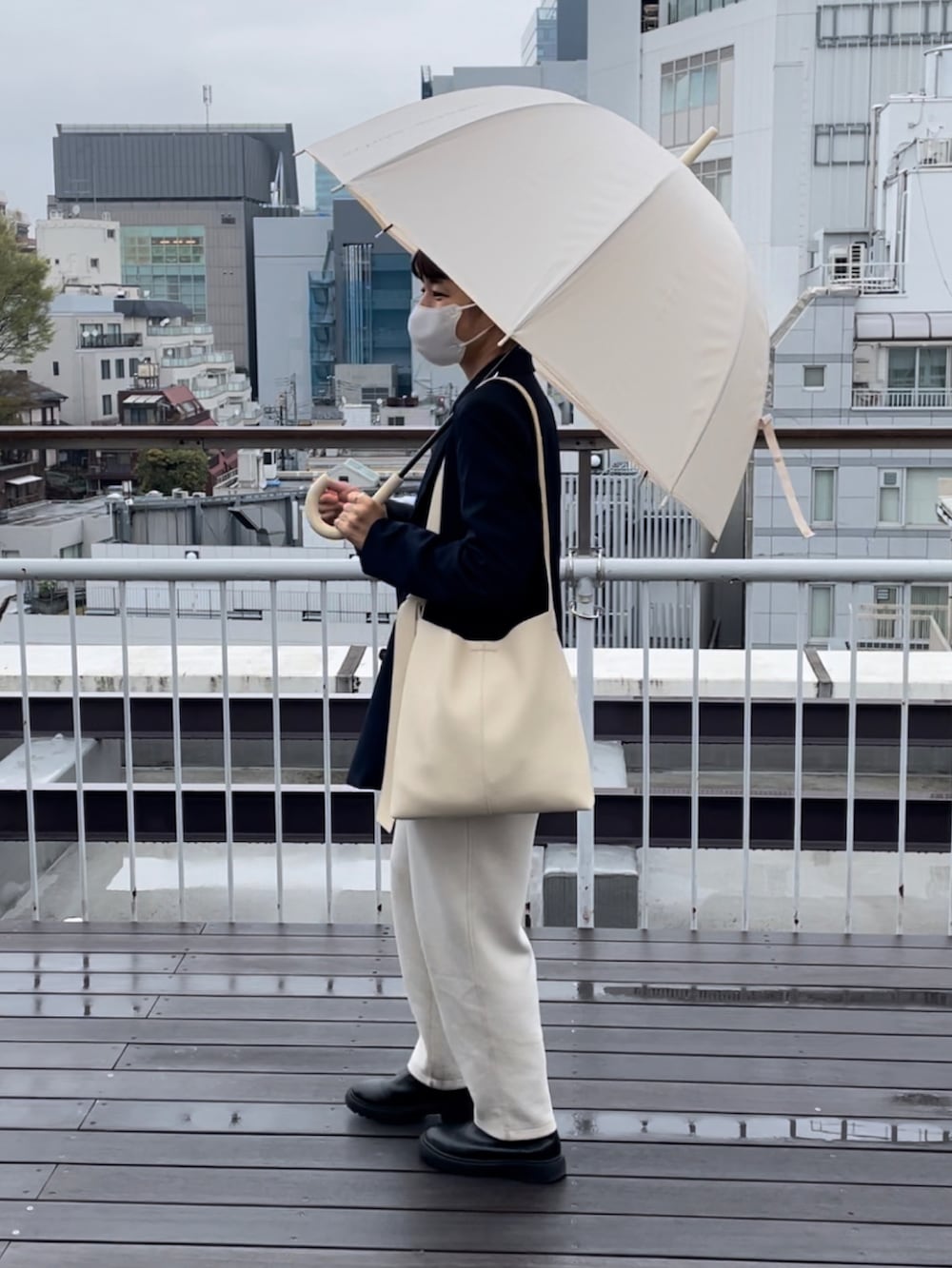 「雨の日コーデ、ブレザー、ジャケット、スウェット、スウェットパンツ、ブーツ、ショルダーバッグ、テーラードジャケット、GU、プタプラ、UNIQLO、カジュアルコーデ、ママコーデ、紺ブレ、春コーデ」｜「Actuallyのフェイクレザー ワイドベルト ショルダーバッグ（ショルダーバッグ、ホワイト系）」を使った、ayaさん（骨格ウェーブ・レディース・159cm）の春コーディネートの3枚目の写真