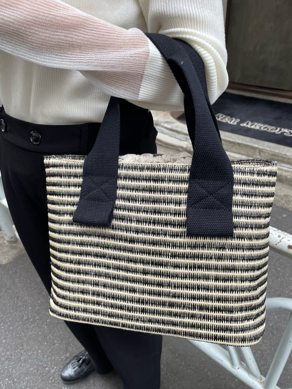 ホワイト系のTシャツ/カットソー、ブラック系のその他パンツ、ブラック系のローファーを着用したレディースの冬コーディネートの2枚目の写真