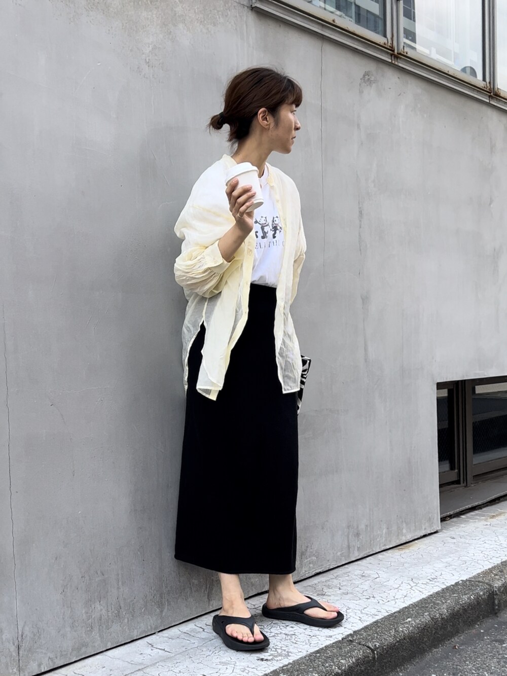 その他のトートバッグ、ホワイト系のTシャツ/カットソー、ブラック系のサンダルを着用したレディースの夏コーディネートの2枚目の写真