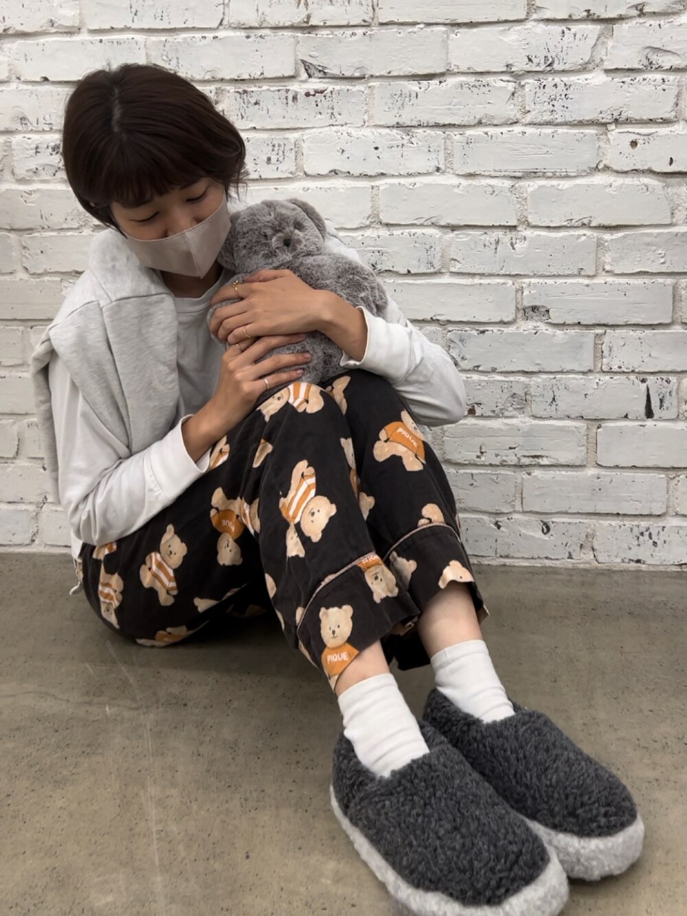 ホワイト系のTシャツ/カットソー、その他のその他、グレー系のルームシューズ/スリッパを着用したレディースの秋コーディネートの2枚目の写真