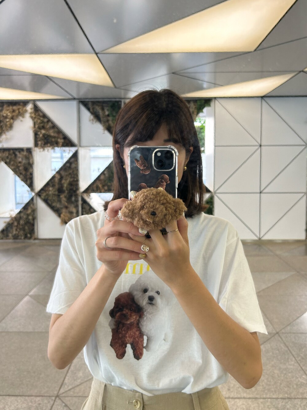 ブラック系のトートバッグ、ベージュ系のその他パンツ、ブラック系のサンダルを着用したレディースの夏コーディネートの2枚目の写真