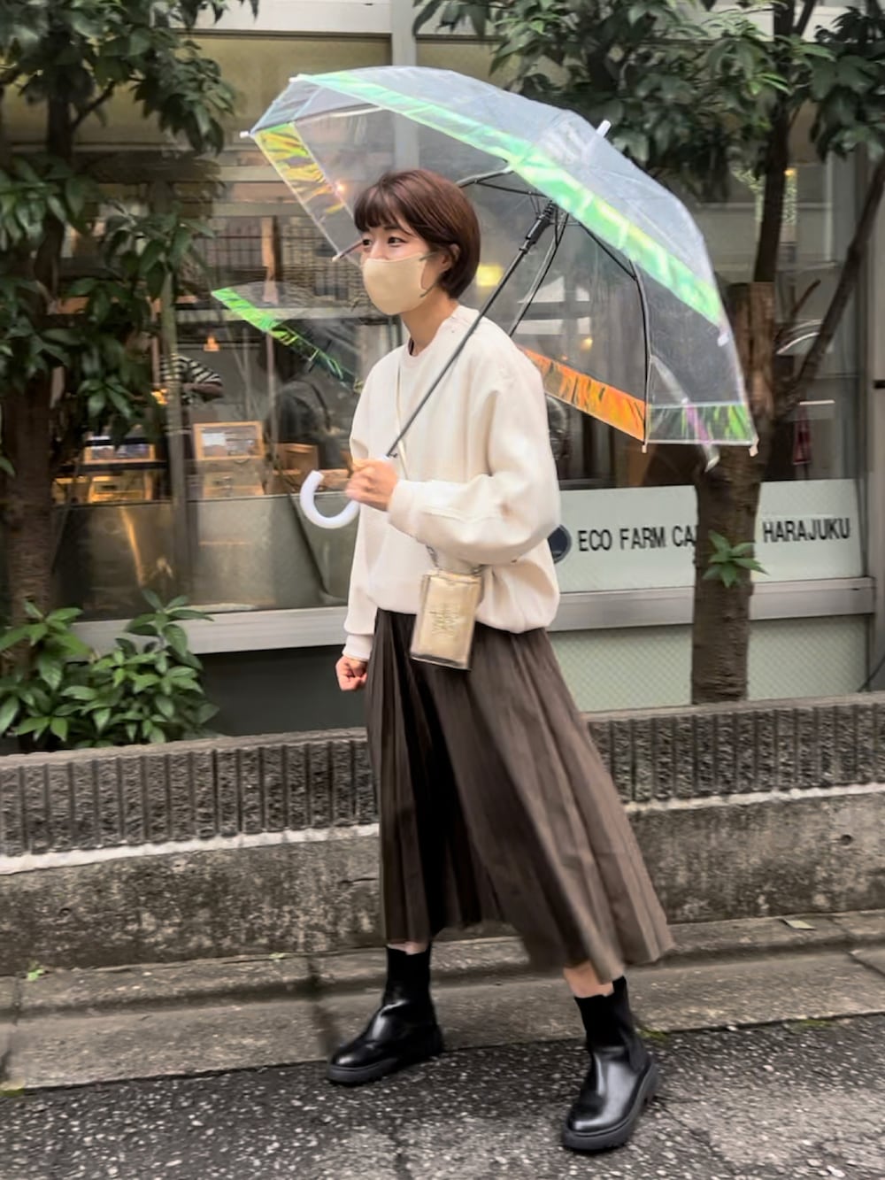 「秋ルック紹介するよ、雨の日コーデ、傘、オーロラ傘、プリーツスカート、ユニクロ、UNIQLO、スウェット、ブーツ、ショートブーツ、スマホショルダー、ロングスカート、ママコーデ、雨の日スタイル、3coins」｜「ActuallyのJelly星 スマホショルダーバッグ  モバイルポーチ（スマホケース/カバー、ゴールド系）」を使った、ayaさん（骨格ウェーブ・レディース・159cm）の秋コーディネートの2枚目の写真