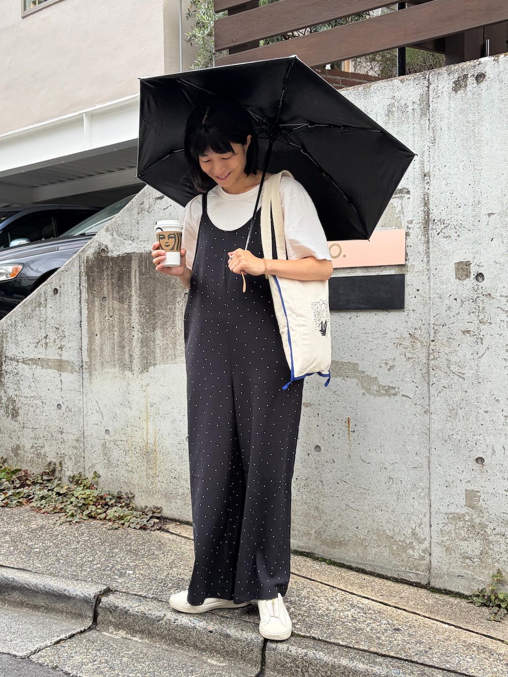 ブルー系のトートバッグ、ブラック系のつなぎ/オールインワン、ブルー系の折りたたみ傘を着用したレディースの夏コーディネートの2枚目の写真