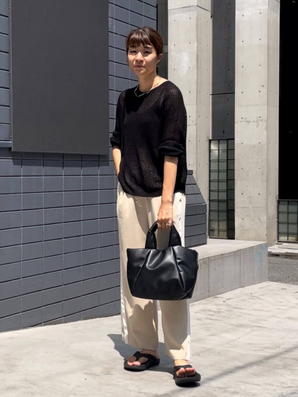 ブラック系のサンダル、ベージュ系のその他パンツ、ブラック系のニット/セーターを着用したレディースの夏コーディネートの3枚目の写真