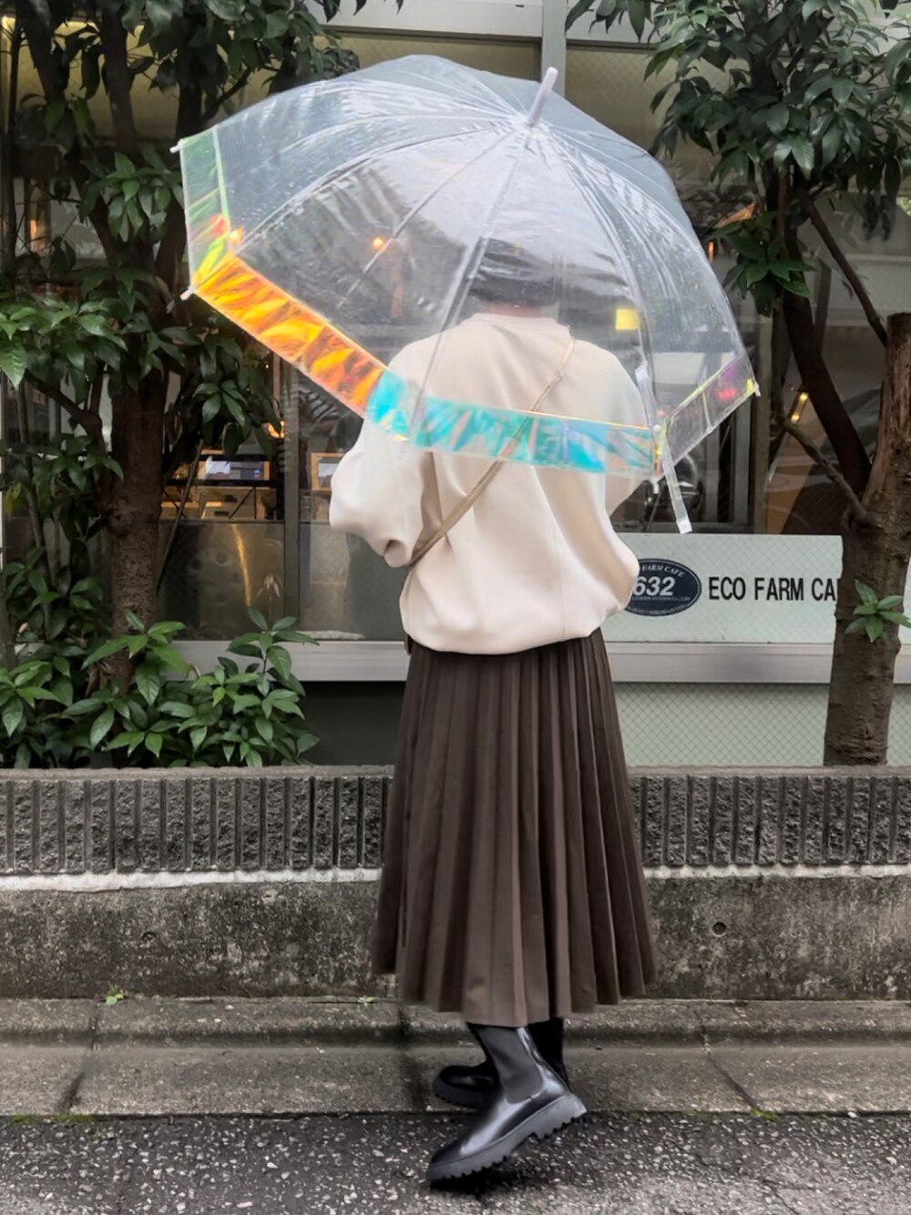 「秋ルック紹介するよ、雨の日コーデ、傘、オーロラ傘、プリーツスカート、ユニクロ、UNIQLO、スウェット、ブーツ、ショートブーツ、スマホショルダー、ロングスカート、ママコーデ、雨の日スタイル、3coins」｜「ActuallyのJelly星 スマホショルダーバッグ  モバイルポーチ（スマホケース/カバー、ゴールド系）」を使った、ayaさん（骨格ウェーブ・レディース・159cm）の秋コーディネートの3枚目の写真