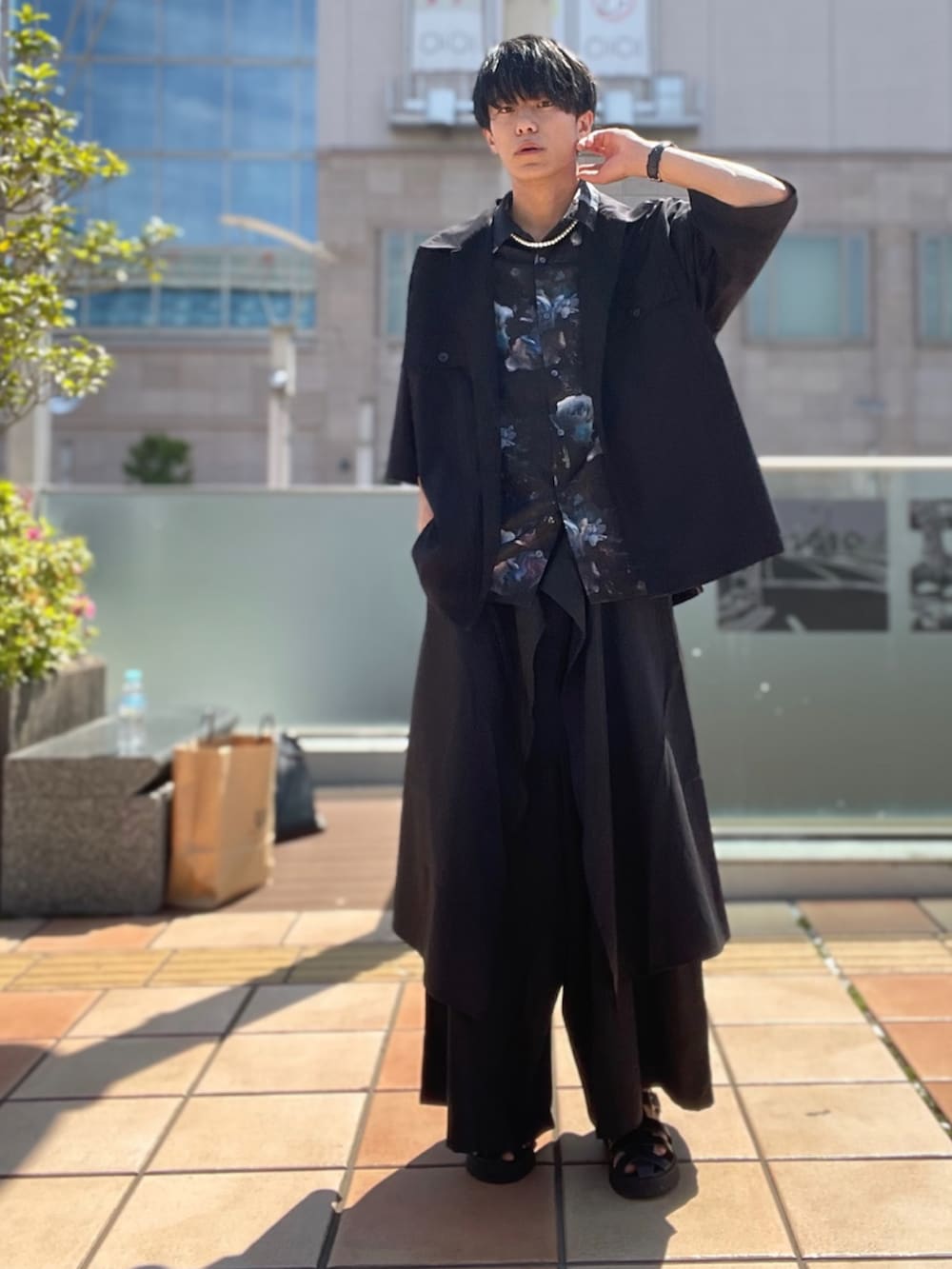 ブラック系のシャツ/ブラウス、ブルー系のシャツ/ブラウス、ブラック系のその他パンツを着用したメンズの春コーディネートの3枚目の写真