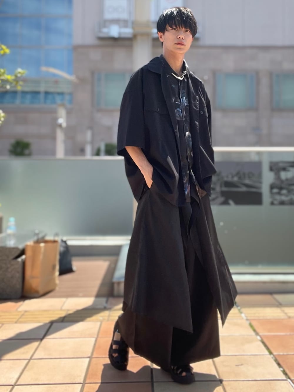 ブラック系のシャツ/ブラウス、ブルー系のシャツ/ブラウス、ブラック系のその他パンツを着用したメンズの春コーディネートの2枚目の写真