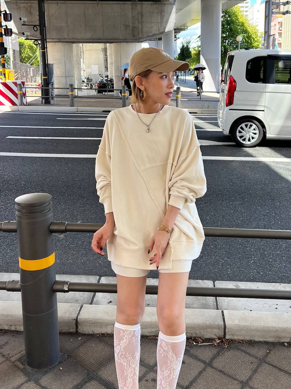 ホワイト系のその他パンツ、ホワイト系のスウェット、ホワイト系のスニーカーを着用したレディースの秋コーディネートの6枚目の写真