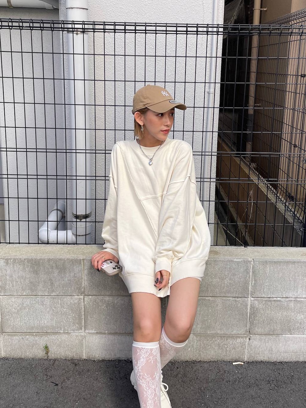 ホワイト系のその他パンツ、ホワイト系のスウェット、ホワイト系のスニーカーを着用したレディースの秋コーディネートの3枚目の写真