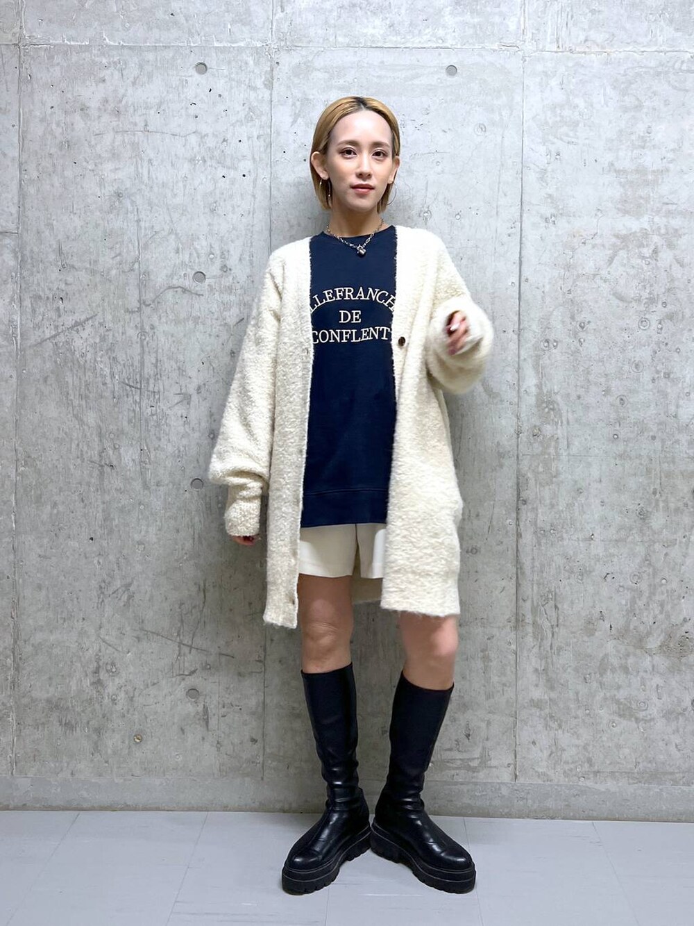 「着痩せ・細見え、ワントーン、公認インフルエンサー_LOWRYS FARM、きれいめ、カジュアル、ヘルシー、休日コーデ、デート/ロマンティック、秋コーデ、冬コーデ、ローリーズスタイル_LOWRYS FARM、LOWRYS FARM」｜「LOWRYS FARMのウラケロゴプルオーバーＬＳ　102258（スウェット、ブルー系）」を使った、Uiさん（レディース・158cm）の冬コーディネートの2枚目の写真
