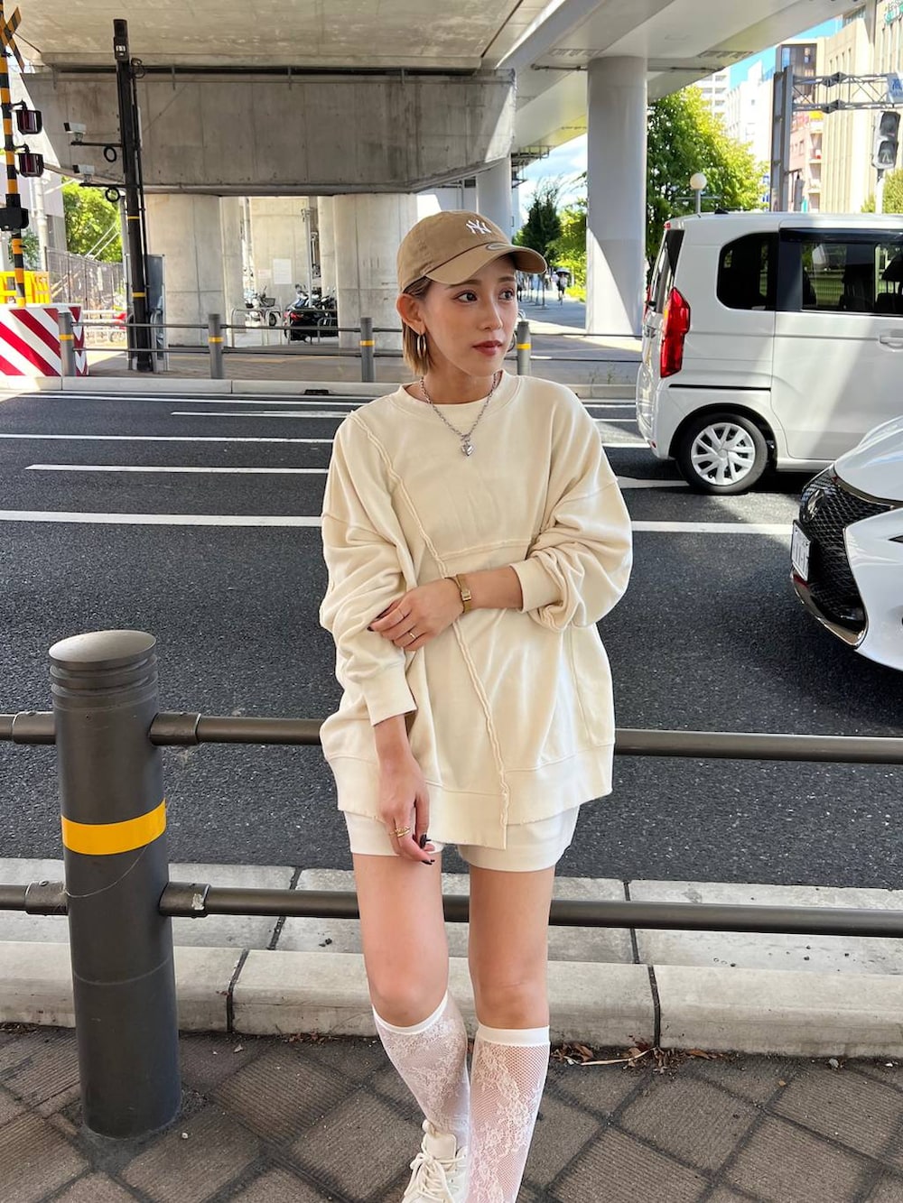 ホワイト系のその他パンツ、ホワイト系のスウェット、ホワイト系のスニーカーを着用したレディースの秋コーディネートの8枚目の写真