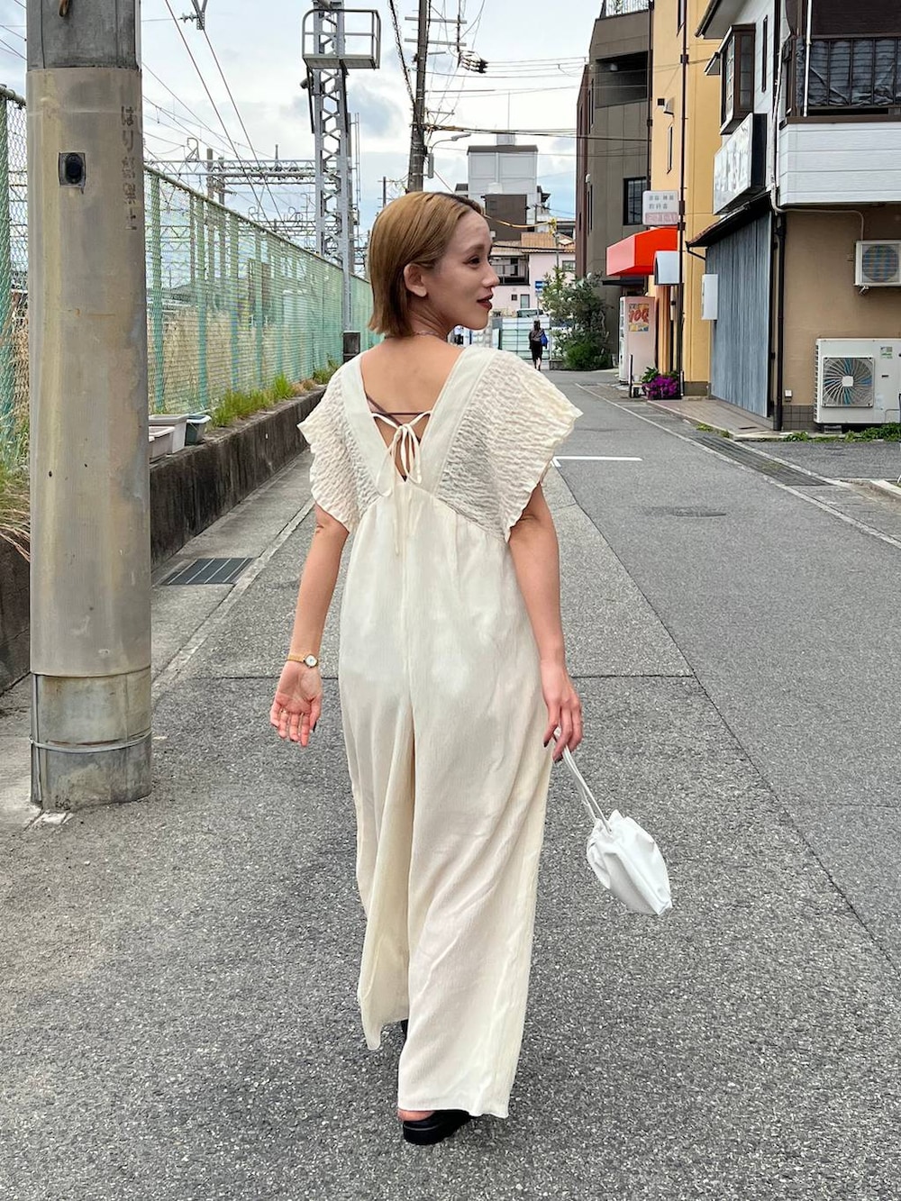 「着痩せ・細見え、ワントーン、ヘルシー、休日コーデ、デート/ロマンティック、ローリーズスタイル_LOWRYS FARM、公認インフルエンサー_LOWRYS FARM、ラフ、きれいめ、カジュアル、LOWRYS FARM」｜「LOWRYS FARMのカンドウフィットグルカ 283656（サンダル、ブラック系）」を使った、Uiさん（レディース・158cm）の春コーディネートの5枚目の写真