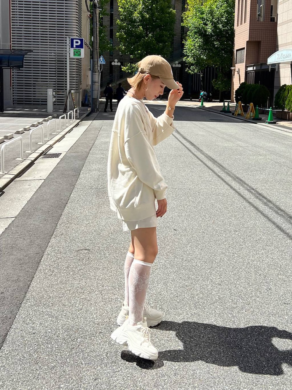 ホワイト系のその他パンツ、ホワイト系のスウェット、ホワイト系のスニーカーを着用したレディースの秋コーディネートの4枚目の写真