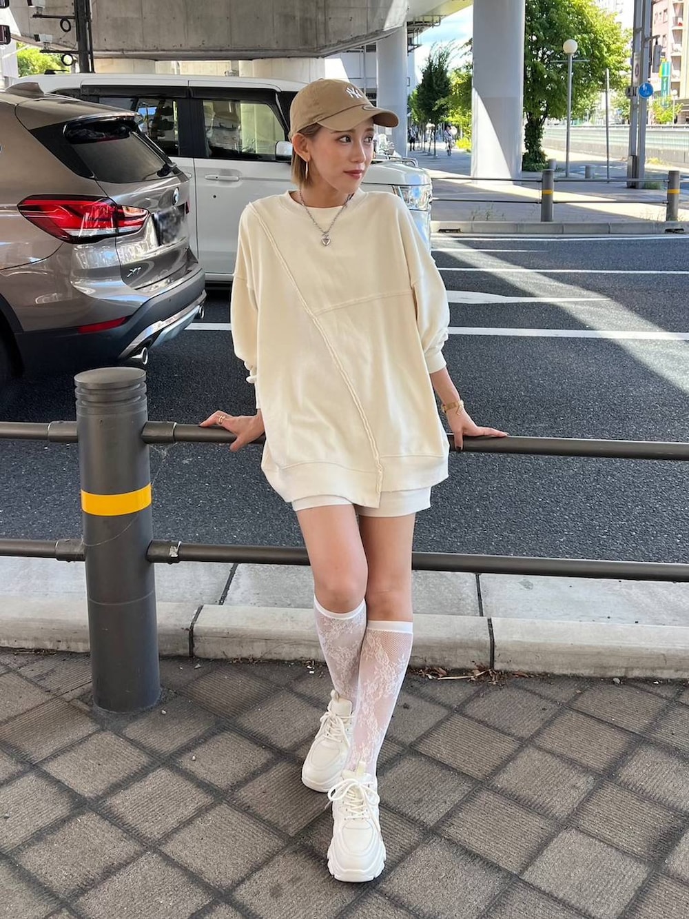 ホワイト系のその他パンツ、ホワイト系のスウェット、ホワイト系のスニーカーを着用したレディースの秋コーディネートの2枚目の写真