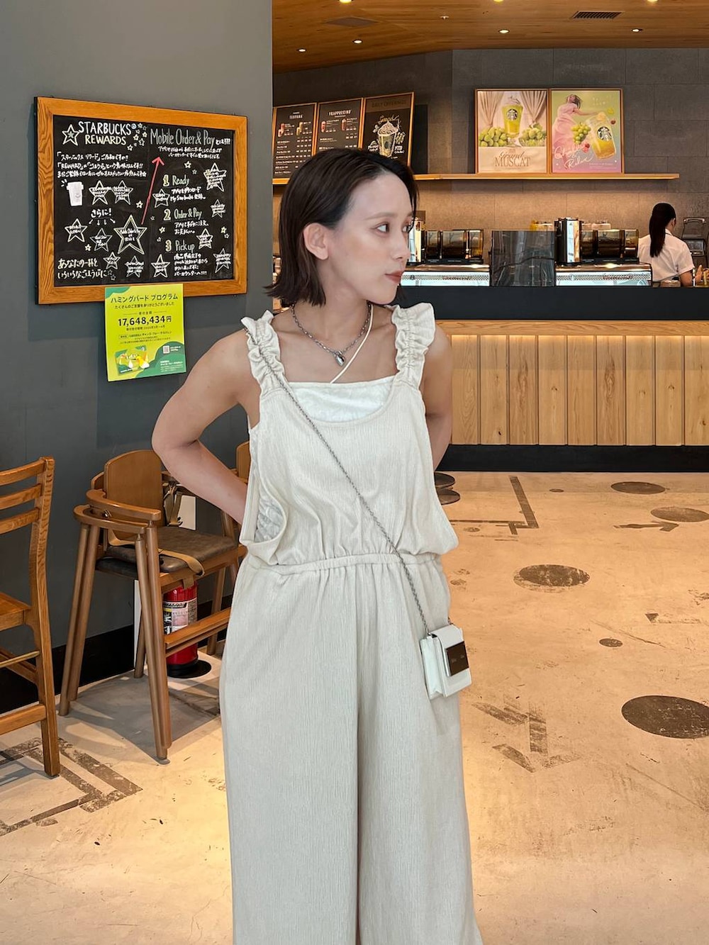 「着痩せ・細見え、ワントーン、ヘルシー、休日コーデ、デート/ロマンティック、ローリーズスタイル_LOWRYS FARM、公認インフルエンサー_LOWRYS FARM、ラフ、きれいめ、カジュアル、LOWRYS FARM」｜「LOWRYS FARMのポインテッドナローサンダル  287486（サンダル、ブラック系）」を使った、Uiさん（レディース・158cm）の夏コーディネートの9枚目の写真