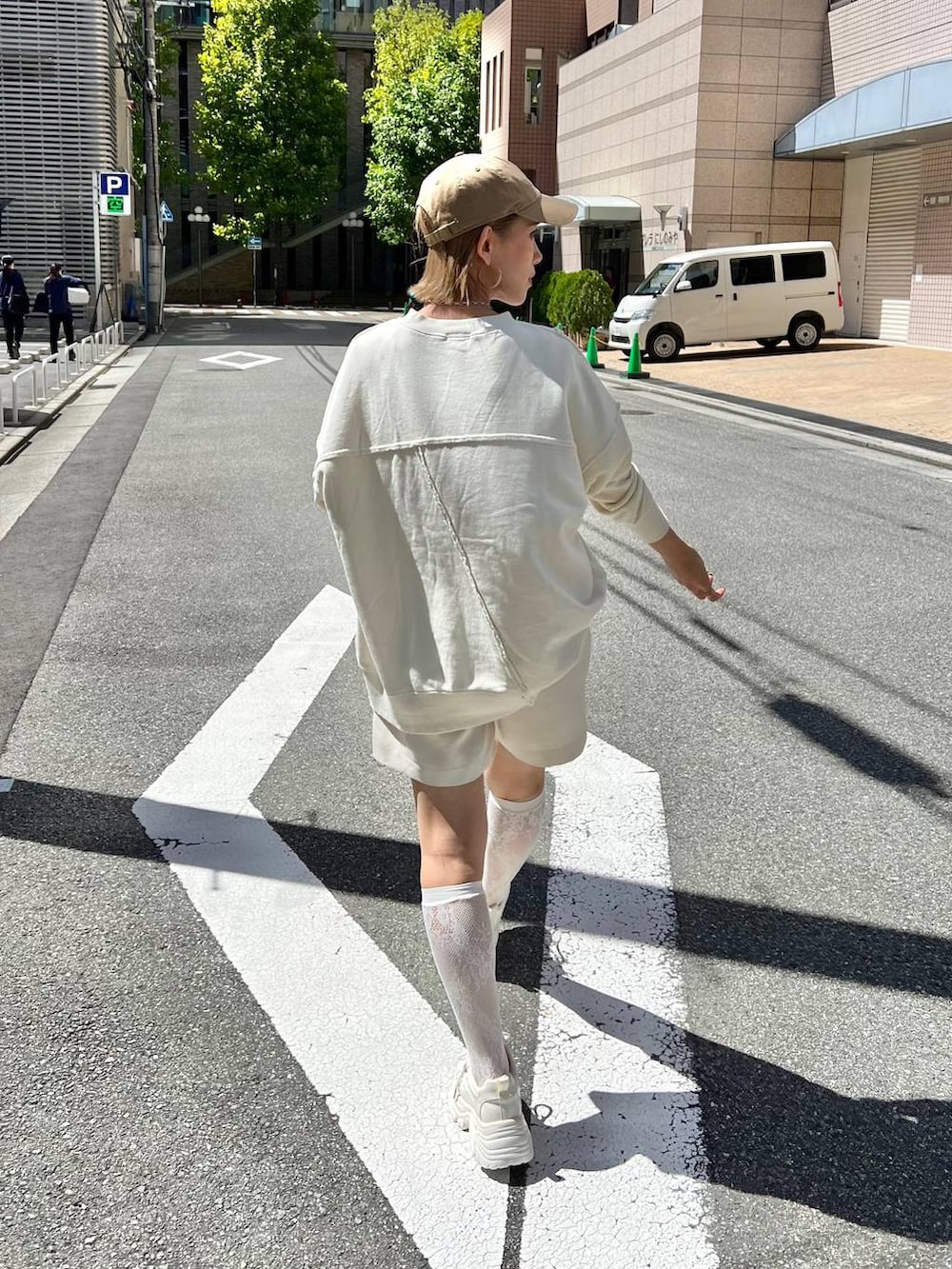ホワイト系のその他パンツ、ホワイト系のスウェット、ホワイト系のスニーカーを着用したレディースの秋コーディネートの7枚目の写真