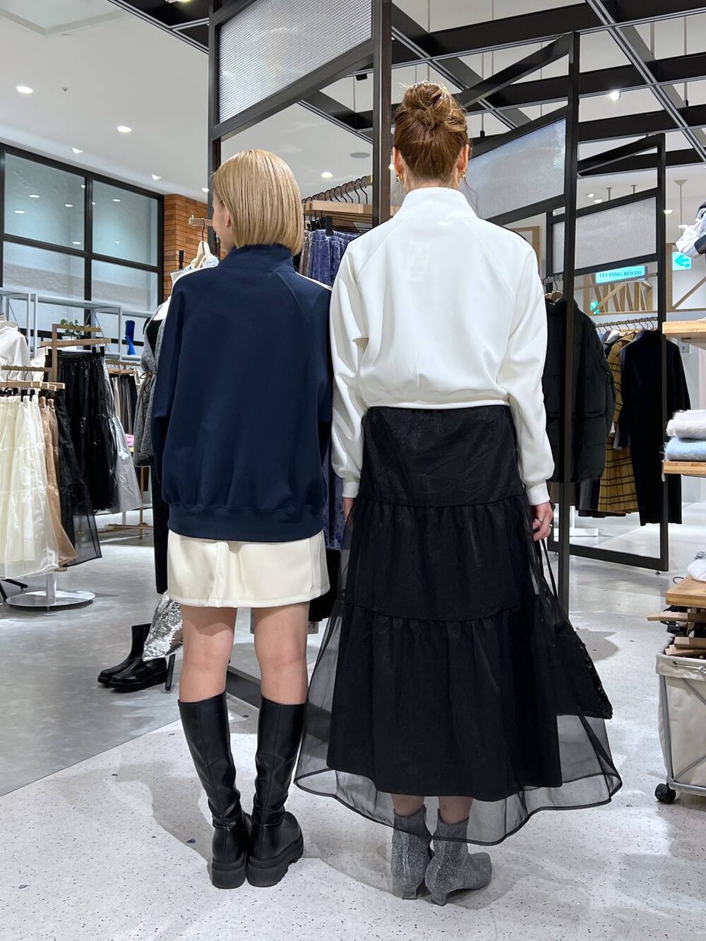 「着痩せ・細見え、ワントーン、ヘルシー、休日コーデ、デート/ロマンティック、秋コーデ、冬コーデ、ローリーズスタイル_LOWRYS FARM、公認インフルエンサー_LOWRYS FARM、きれいめ、カジュアル、LOWRYS FARM」｜「LOWRYS FARMのポインテッドヒールブーツ　969455（ブーツ、シルバー系）」を使った、Uiさん（レディース・158cm）の冬コーディネートの2枚目の写真