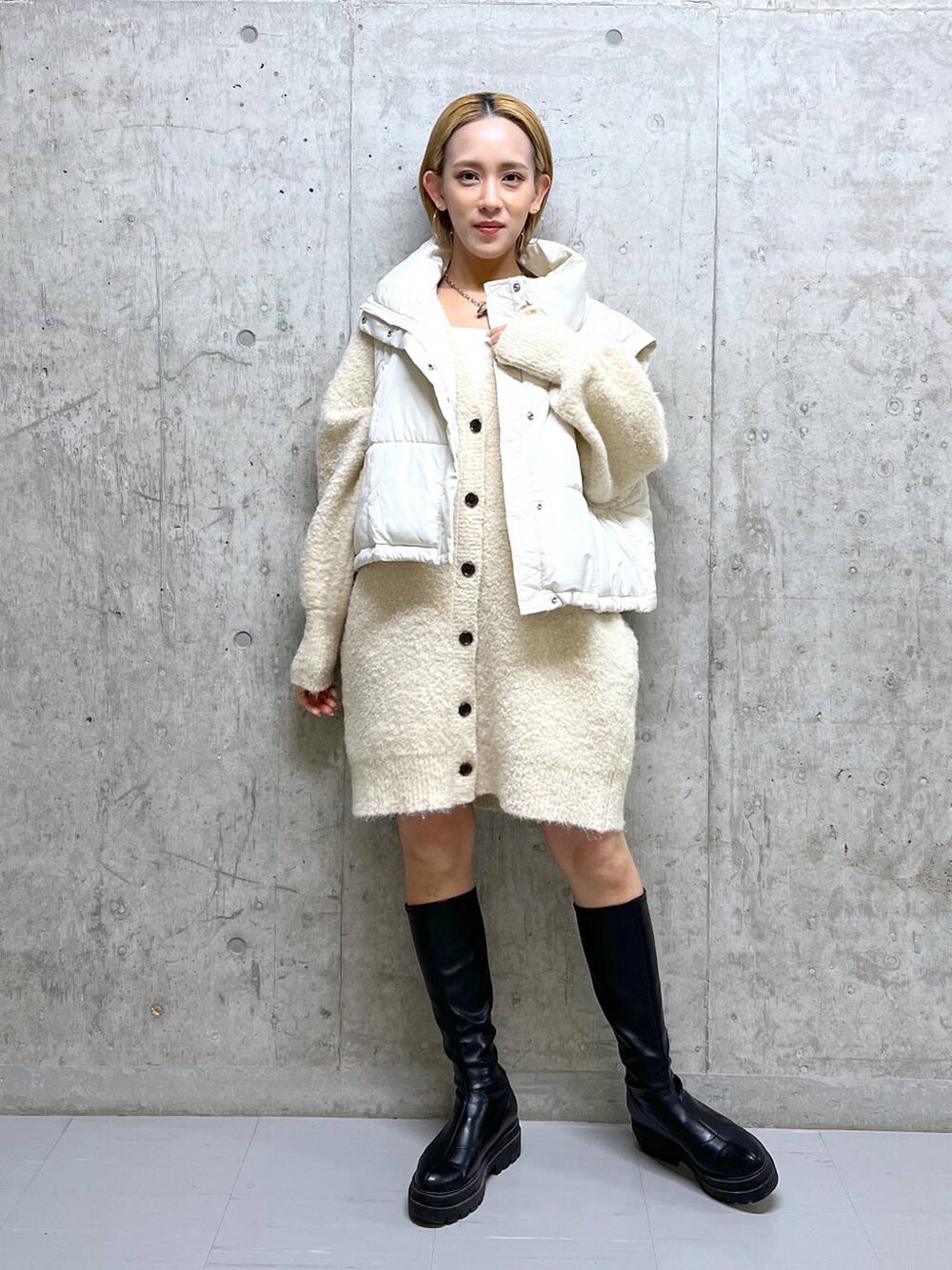 「着痩せ・細見え、ワントーン、ヘルシー、休日コーデ、デート/ロマンティック、秋コーデ、冬コーデ、ローリーズスタイル_LOWRYS FARM、公認インフルエンサー_LOWRYS FARM、きれいめ、カジュアル、LOWRYS FARM」｜「LOWRYS FARMのソウバリスクエアタンクトップ　294378（タンクトップ、ホワイト系）」を使った、Uiさん（レディース・158cm）の冬コーディネートの2枚目の写真