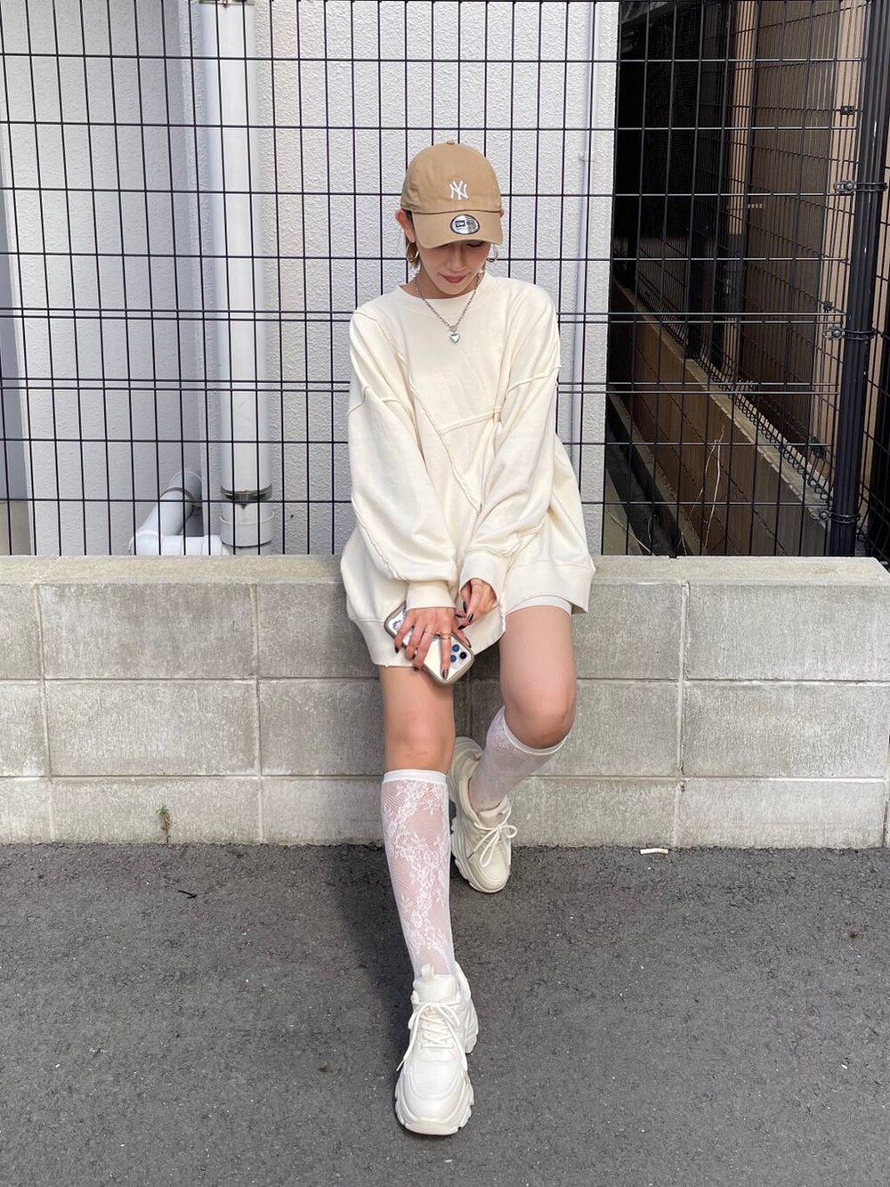 ホワイト系のその他パンツ、ホワイト系のスウェット、ホワイト系のスニーカーを着用したレディースの秋コーディネートの9枚目の写真