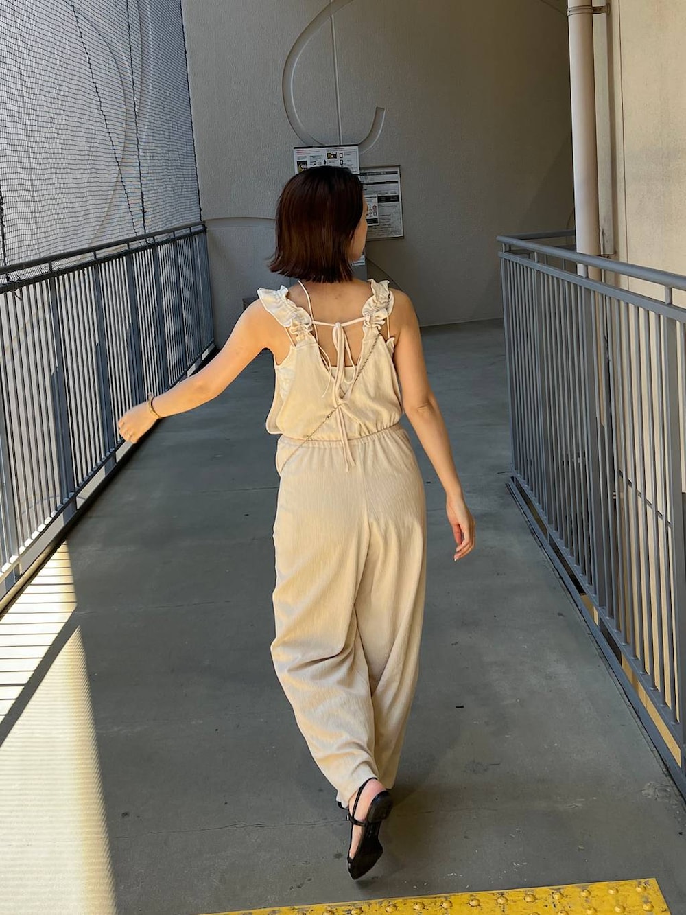 「着痩せ・細見え、ワントーン、ヘルシー、休日コーデ、デート/ロマンティック、ローリーズスタイル_LOWRYS FARM、公認インフルエンサー_LOWRYS FARM、ラフ、きれいめ、カジュアル、LOWRYS FARM」｜「LOWRYS FARMのポインテッドナローサンダル  287486（サンダル、ブラック系）」を使った、Uiさん（レディース・158cm）の夏コーディネートの8枚目の写真