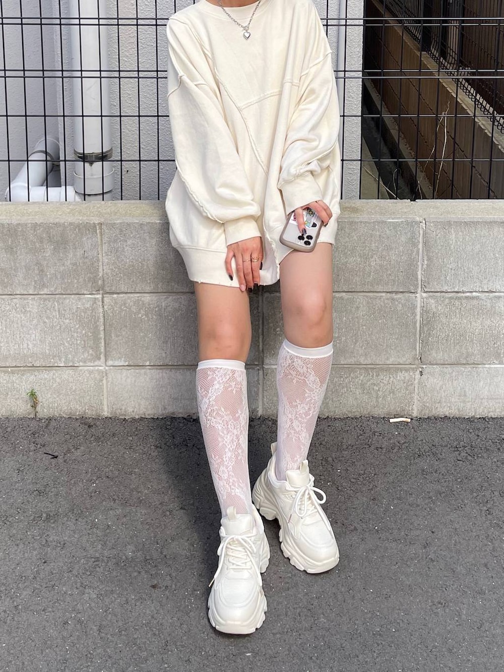 ホワイト系のその他パンツ、ホワイト系のスウェット、ホワイト系のスニーカーを着用したレディースの秋コーディネートの5枚目の写真