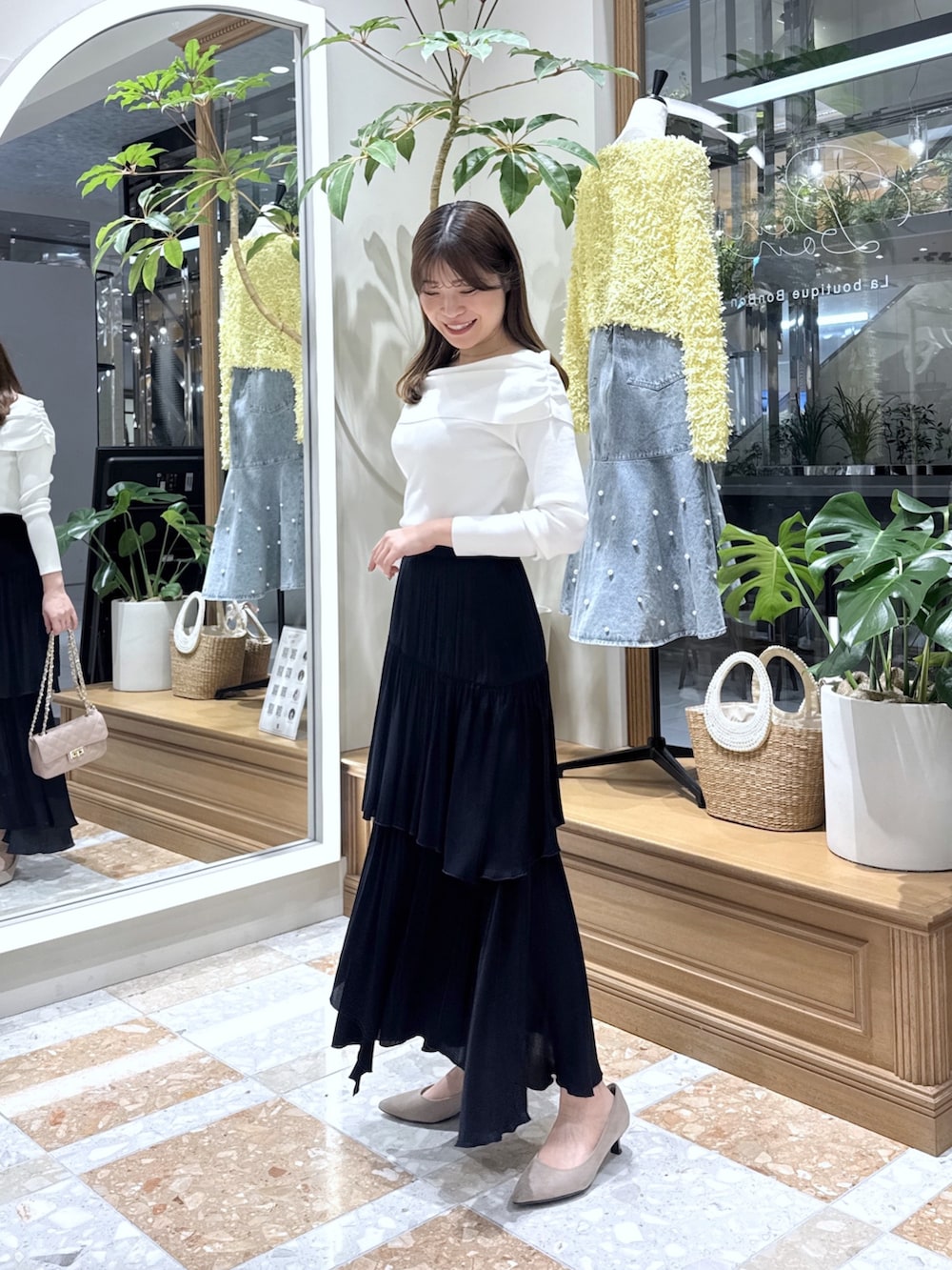 ホワイト系のニット/セーター、ブルー系のスカートを着用したレディースの冬コーディネートの2枚目の写真