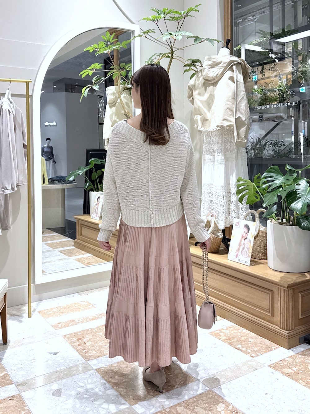 ベージュ系のニット/セーター、ピンク系のスカートを着用したレディースの冬コーディネートの3枚目の写真