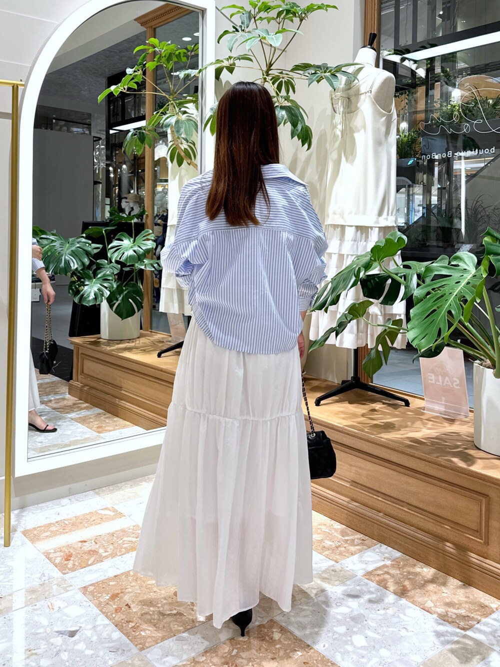 ブルー系のシャツ/ブラウス、ホワイト系のスカート、ホワイト系のTシャツ/カットソーを着用したレディースの夏コーディネートの3枚目の写真