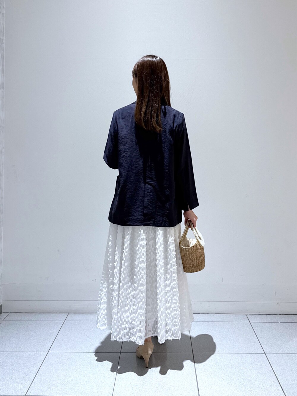 ブルー系のテーラードジャケット、ブルー系のTシャツ/カットソー、ホワイト系のスカートを着用したレディースの夏コーディネートの3枚目の写真