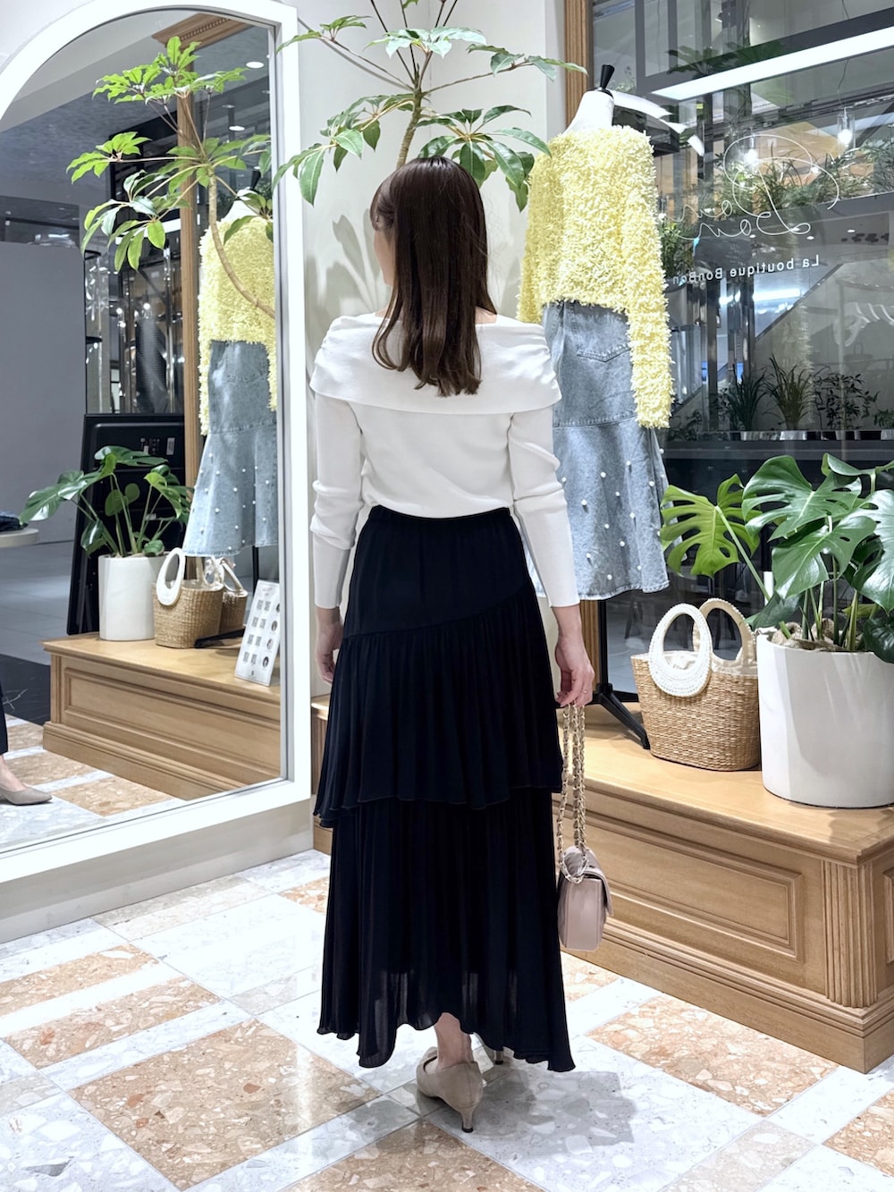 ホワイト系のニット/セーター、ブルー系のスカートを着用したレディースの冬コーディネートの3枚目の写真