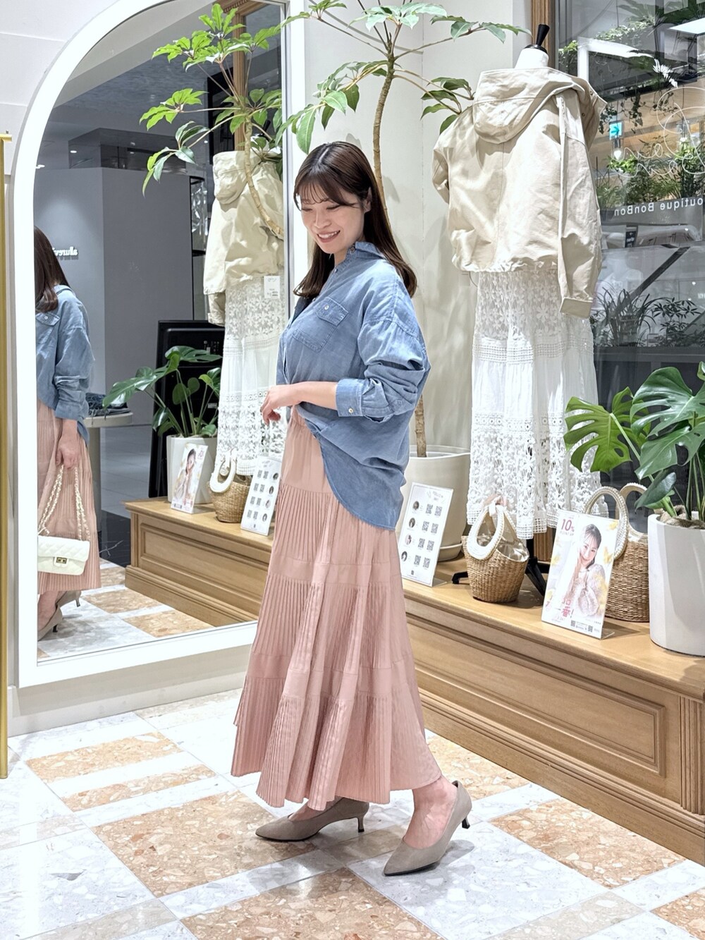 ブルー系のシャツ/ブラウス、ピンク系のスカートを着用したレディースの冬コーディネートの2枚目の写真