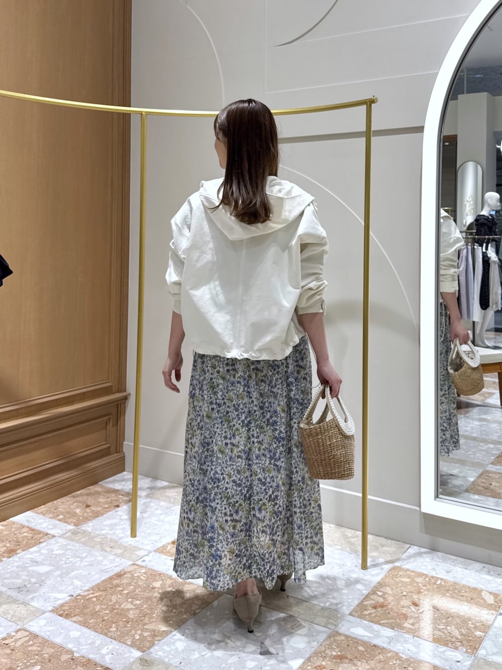 ホワイト系のブルゾン、ホワイト系のワンピース、ベージュ系のかごバッグを着用したレディースの春コーディネートの3枚目の写真