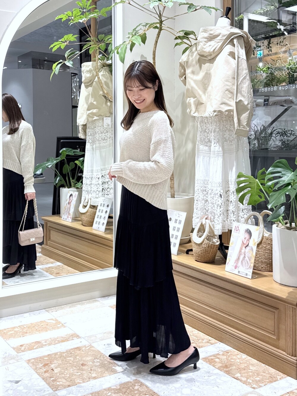 ベージュ系のニット/セーター、ブルー系のスカートを着用したレディースの冬コーディネートの2枚目の写真