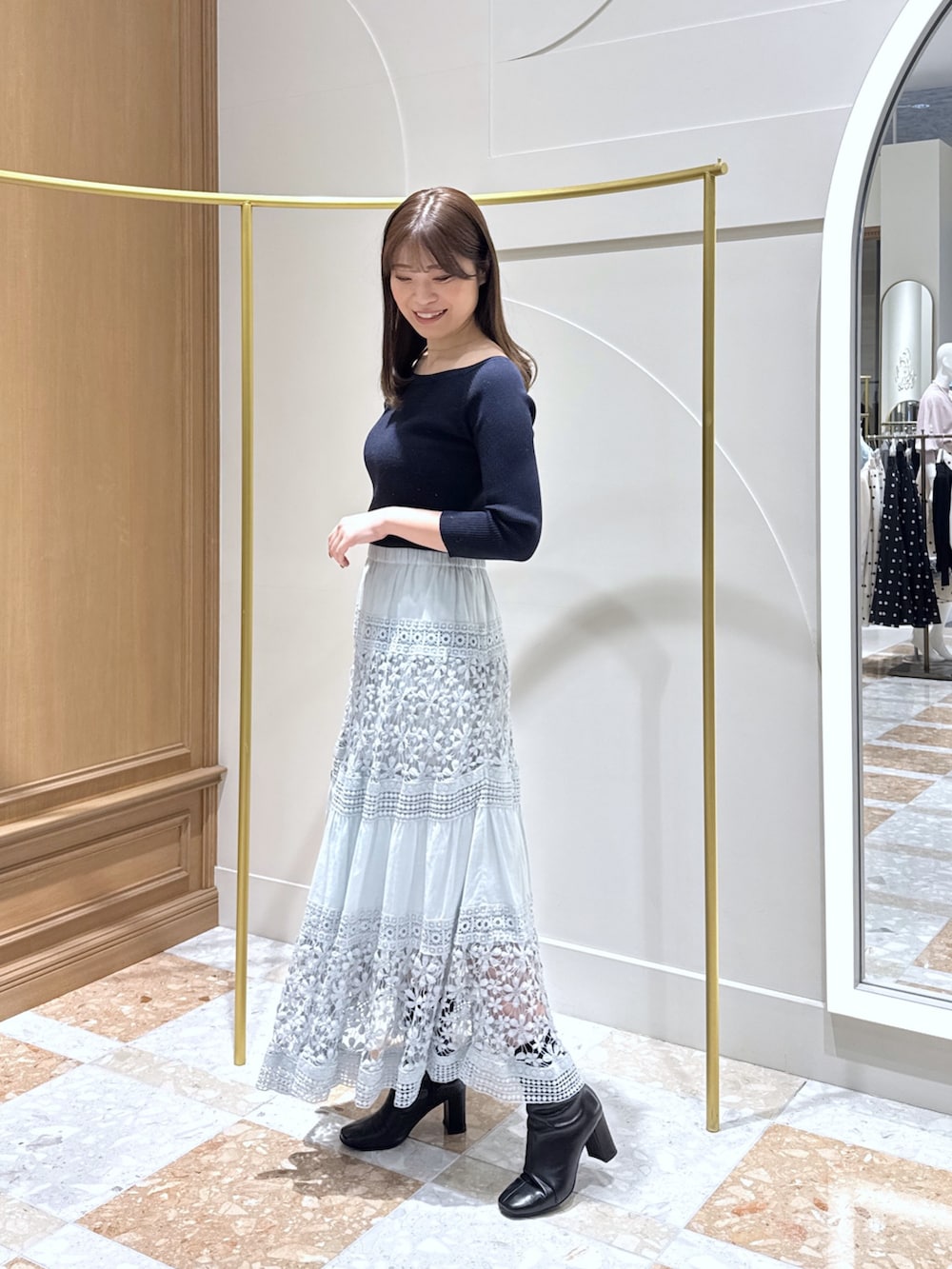 ブルー系のニット/セーター、ブルー系のスカートを着用したレディースの冬コーディネートの2枚目の写真