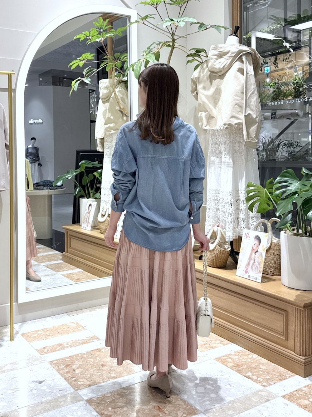 ブルー系のシャツ/ブラウス、ピンク系のスカートを着用したレディースの冬コーディネートの3枚目の写真