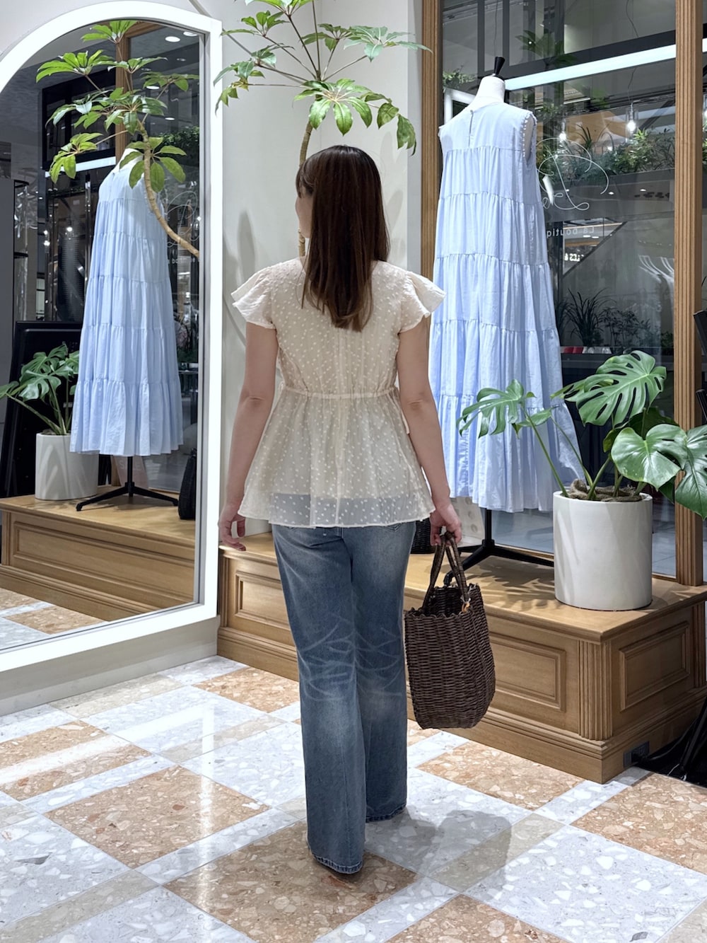ピンク系のシャツ/ブラウス、ブルー系のデニムパンツ、ブラウン系のトートバッグを着用したレディースの夏コーディネートの3枚目の写真