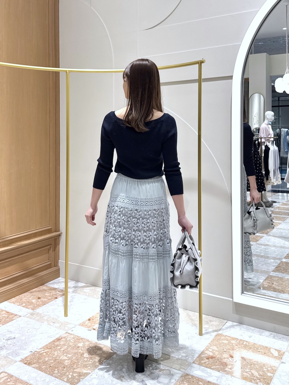 ブルー系のニット/セーター、ブルー系のスカートを着用したレディースの冬コーディネートの3枚目の写真