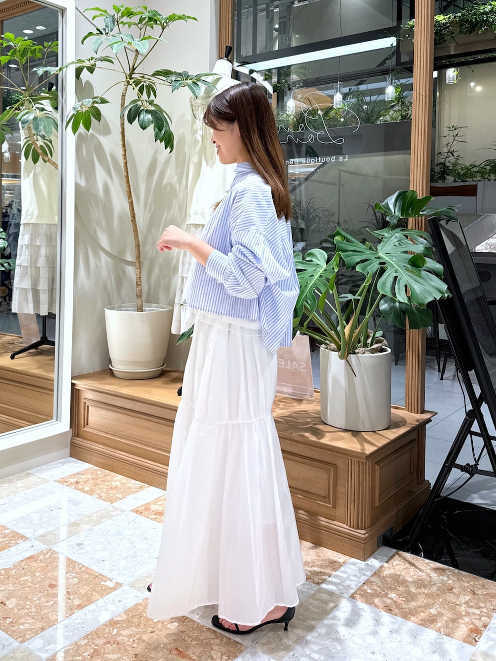 ブルー系のシャツ/ブラウス、ホワイト系のスカート、ホワイト系のTシャツ/カットソーを着用したレディースの夏コーディネートの2枚目の写真