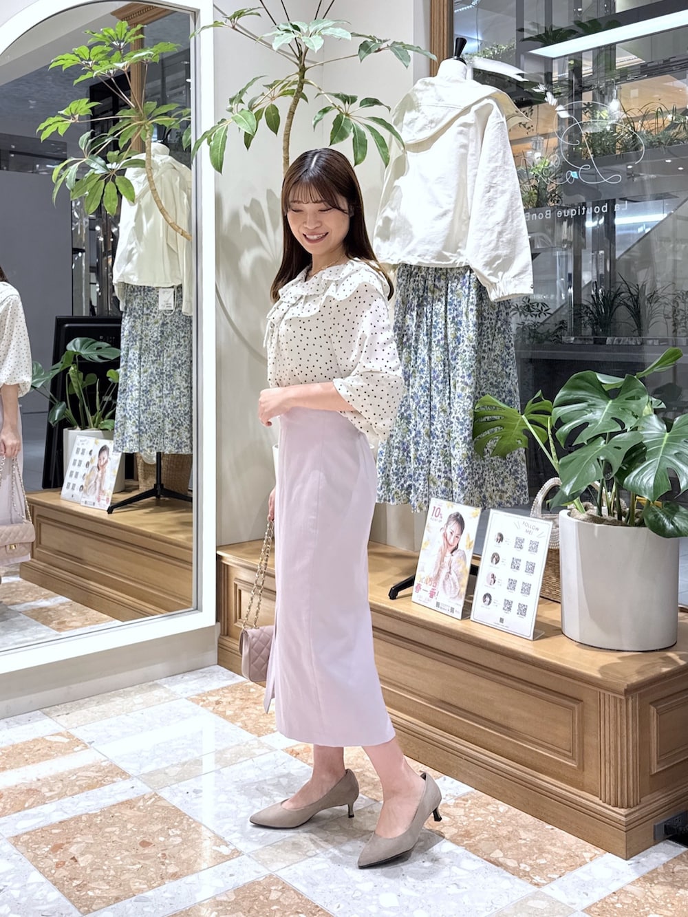 ホワイト系のシャツ/ブラウス、ピンク系のトートバッグ、ピンク系のスカートを着用したレディースの春コーディネートの2枚目の写真