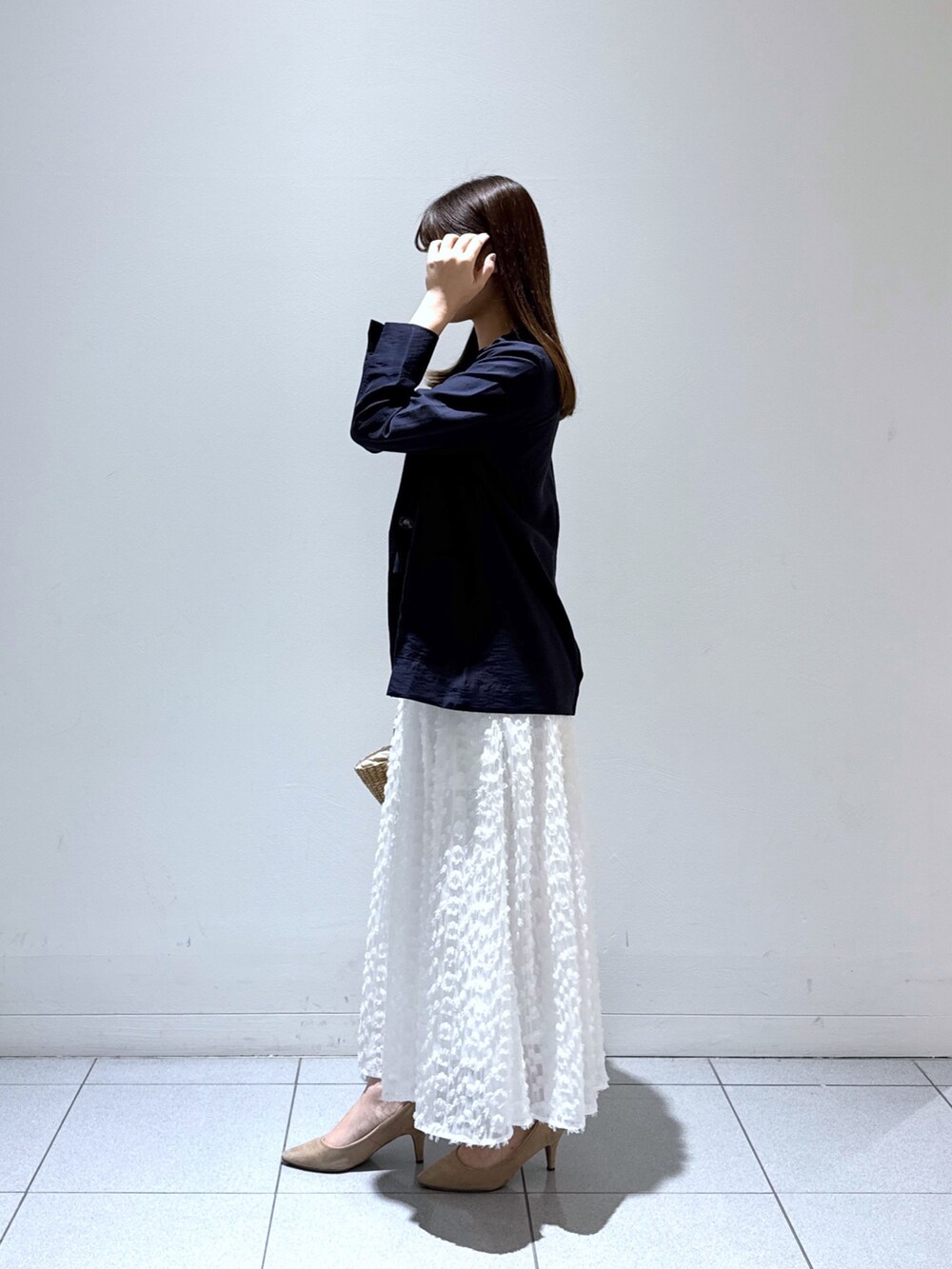 ブルー系のテーラードジャケット、ブルー系のTシャツ/カットソー、ホワイト系のスカートを着用したレディースの夏コーディネートの2枚目の写真