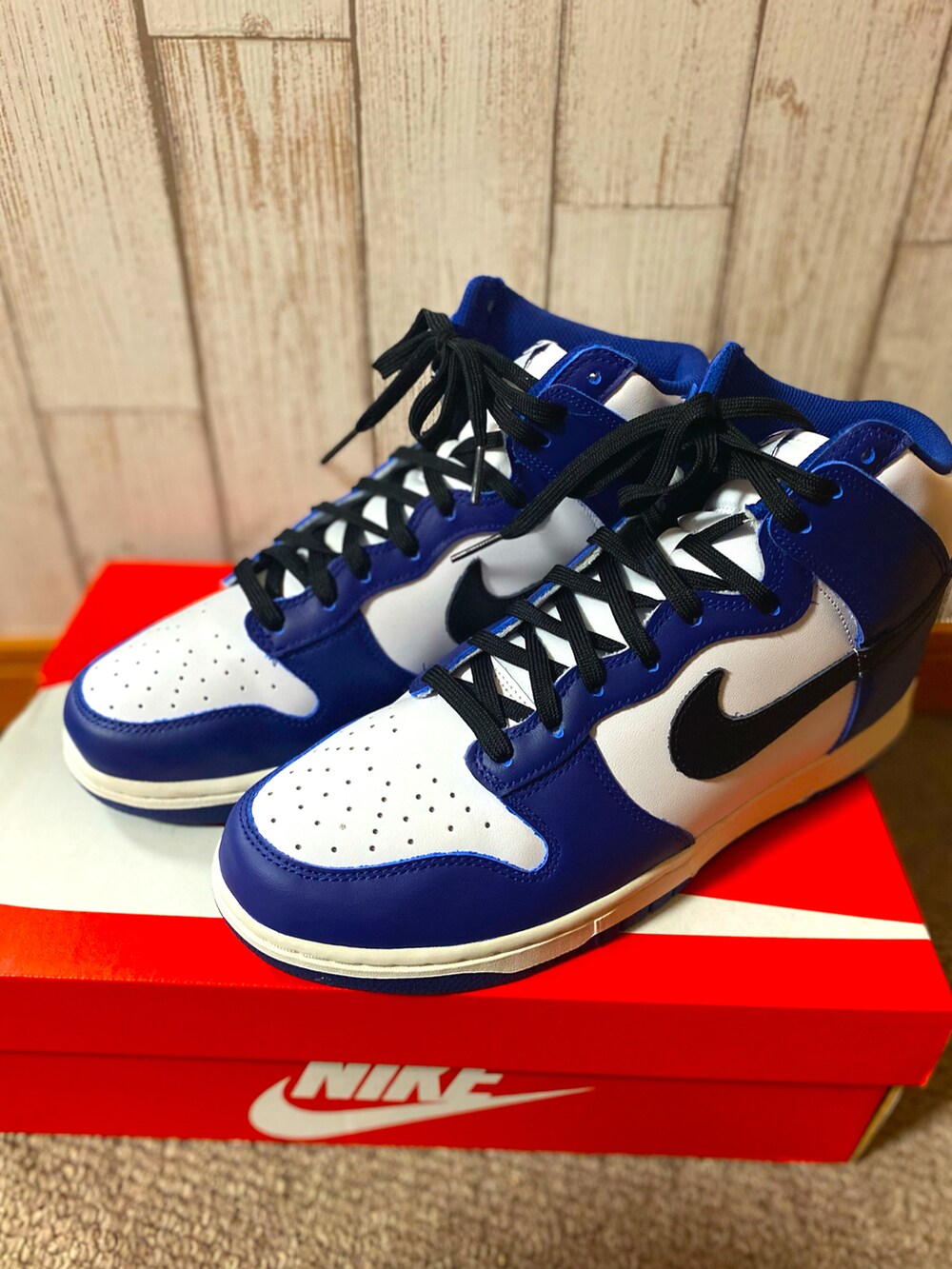 ブルー系のTシャツ/カットソー、ホワイト系のTシャツ/カットソー、ブラック系のデニムパンツを着用したメンズの秋コーディネートの2枚目の写真