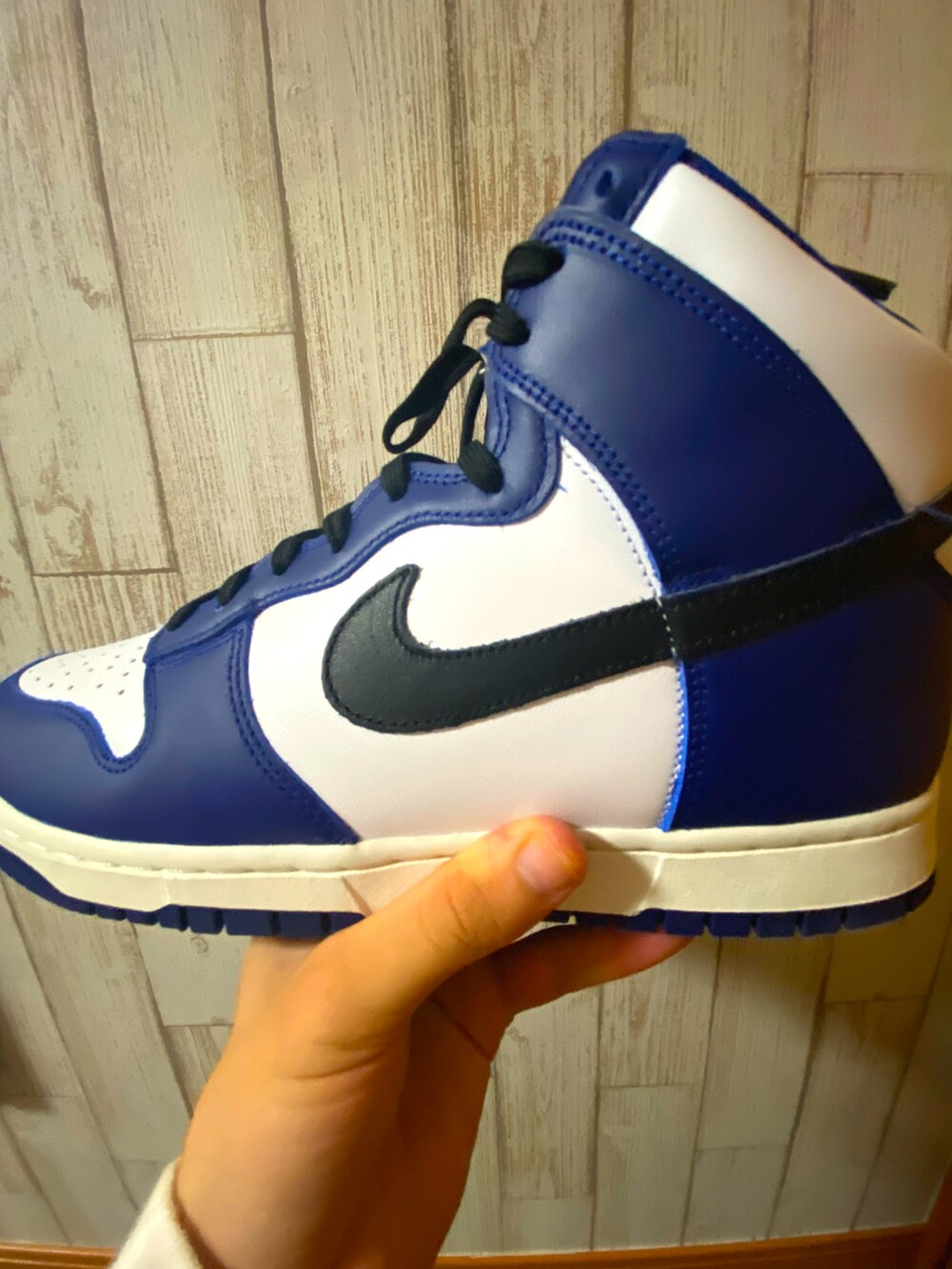 ブルー系のTシャツ/カットソー、ホワイト系のTシャツ/カットソー、ブラック系のデニムパンツを着用したメンズの秋コーディネートの3枚目の写真