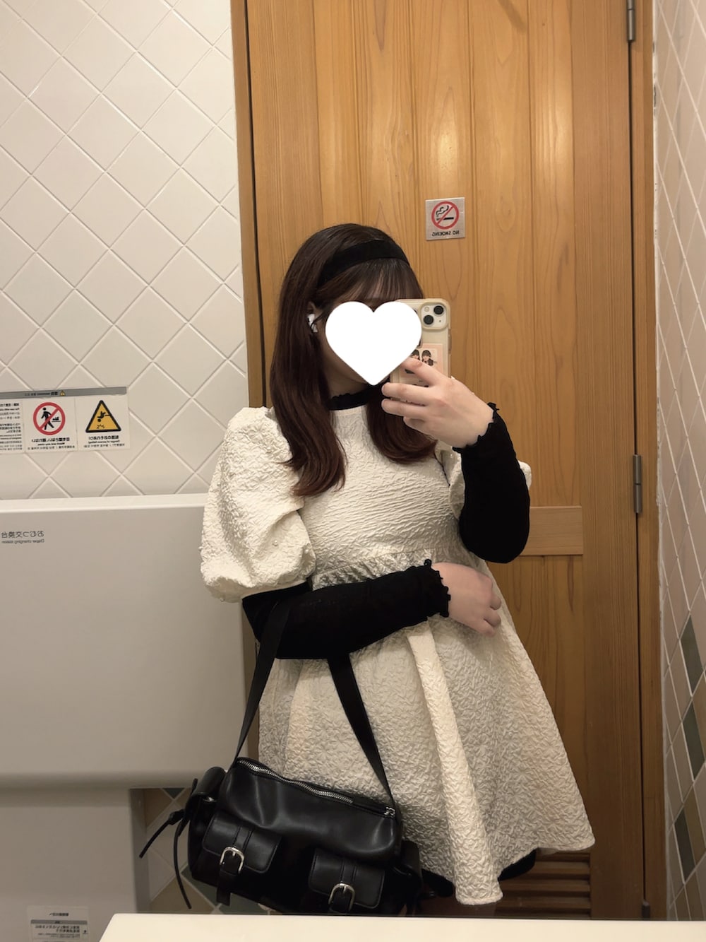 ホワイト系のシャツ/ブラウス、ブラック系のショルダーバッグ、ブラック系のその他パンツを着用したレディースの秋コーディネートの2枚目の写真