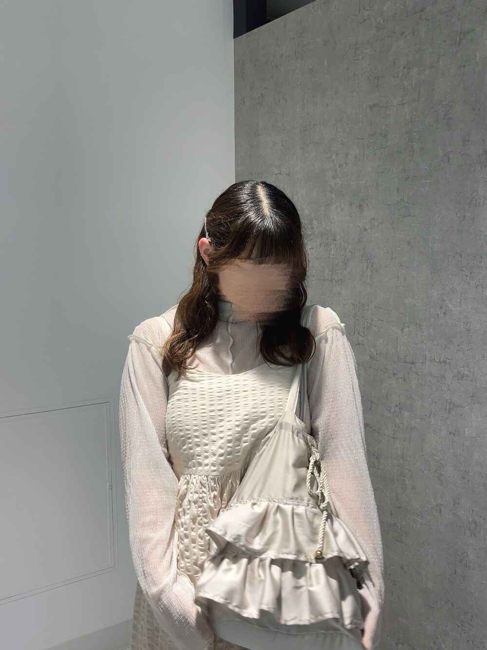 ホワイト系のバッグ、ホワイト系のワンピース、ホワイト系のTシャツ/カットソーを着用したレディースの秋コーディネートの2枚目の写真