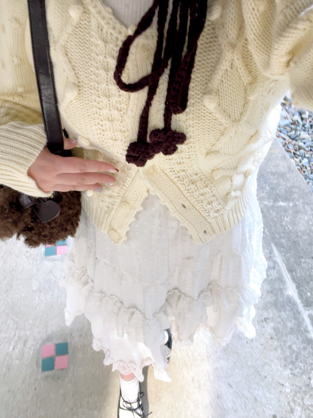 ブラウン系のショルダーバッグ、ブラック系のバレエシューズ、ホワイト系のワンピースを着用したレディースの春コーディネートの2枚目の写真