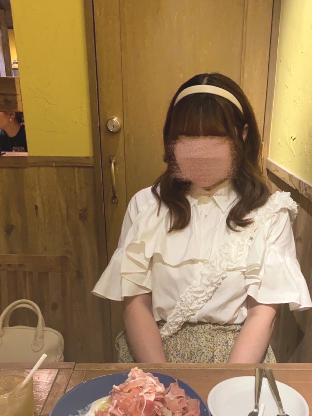 ベージュ系のスカート、ホワイト系のその他シューズ、ホワイト系のショルダーバッグを着用したレディースの秋コーディネートの2枚目の写真