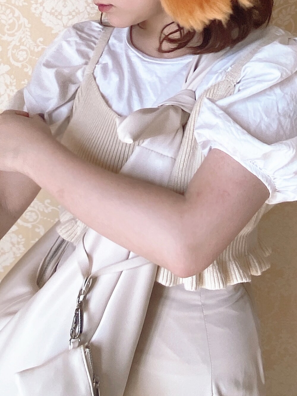 ホワイト系のトップス、ベージュ系のニット/セーター、ブラウン系のスカートを着用したレディースの秋コーディネートの2枚目の写真