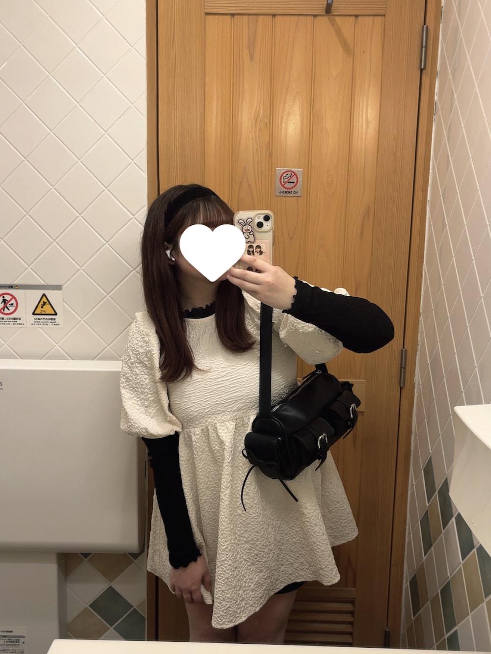 ホワイト系のシャツ/ブラウス、ブラック系のショルダーバッグ、ブラック系のその他パンツを着用したレディースの秋コーディネートの3枚目の写真